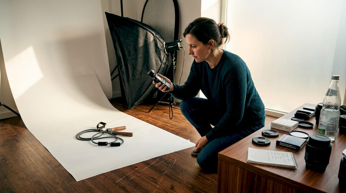 Ein Fotograf bereitet ein professionelles Fotoshooting für Amazon-Produkte vor.